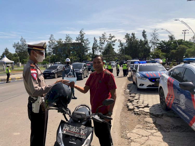 Ops Keselamatan Turangga, Personel Ditlantas Polda NTT Bagikan Masker kepada Pengguna Jalan