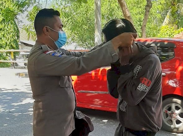 Anggota Ditbinmas Polda NTT Bagikan Masker Gratis Sebagai Upaya Mengedukasi Masyarakat Terkait Pentingnya Prokes di Masa Pandemi Covid-19