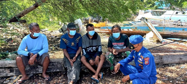 Pantau Warga Pesisir Rote Ndao, Personel Ditpolairud Polda NTT Edukasi Prokes 5M Saat di Luar Rumah