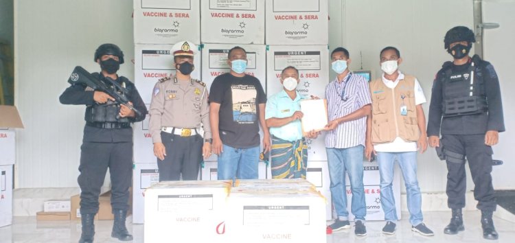 Secara VVIP Puluhan Personel Polda NTT Kawal Kedatangan 5.760 Vial Vaksin Covovax dari Pemerintah Pusat