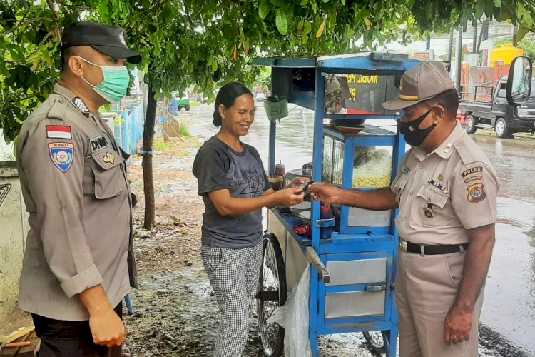 Tekan Penyebaran Covid-19 di NTT, Personel Ditbinmas Polda NTT Bagikan Masker Gratis Kepada Para Pedagang Kaki Lima