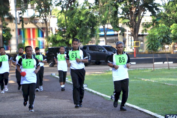 Jaga Stamina Tubuh, Kapolda Bersama Pejabat Utama Polda NTT Ikuti Tes Kesamaptaan Jasmani