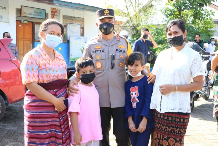 Dengan Humanis, Kapolda NTT Layani Permintaan Foto dari Warga Saat  Tinjau Vaksinasi di SD Negeri Kelapa Lima