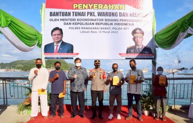 Kapolda NTT Bersama Menko Perekonomian RI Serahkan Bantuan Tunai PKLWN Tahun 2022 di Labuan Bajo