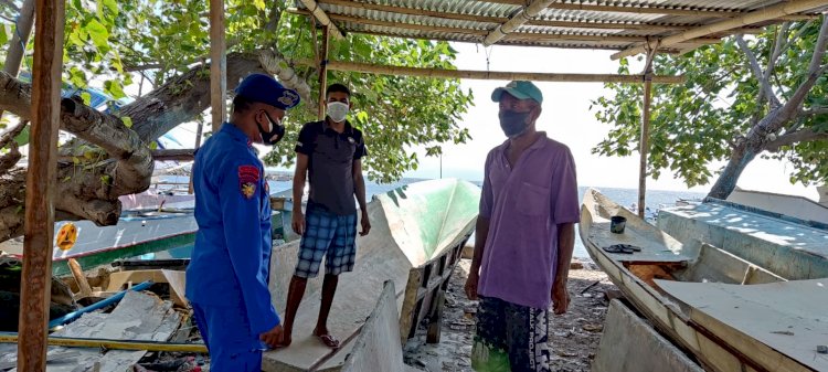 Waspadai Cuaca Buruk, Personel Ditpolairud Polda NTT Imbau Warga Flotim Keselamatan Saat Berlayar