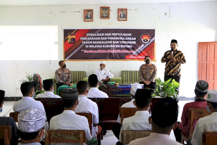 Cegah Paham Radikalisme dan Terosisme, Kabidhumas Polda NTT Dampingi Tim Divhumas Polri Gelar Sosialisasi dan Penyuluhan di Ponpes Hidayatulah