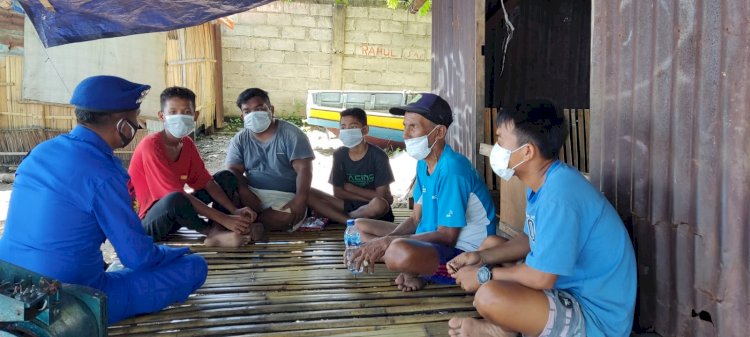 Dengan Humanis Personel Ditpolairud Polda NTT Berikan Imbau Prokes Kepada Warga Pesisir Flotim