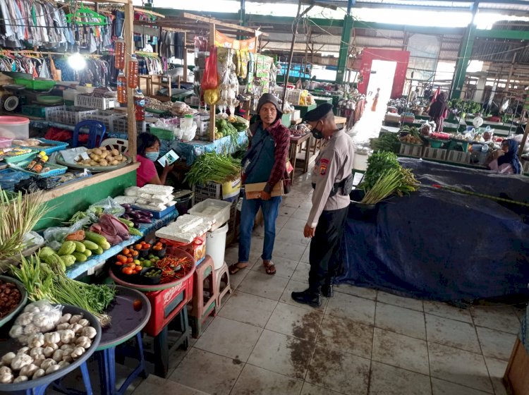 Sambangi Pasar Oebobo, Tim Subsatgas Brimob Ops Aman Nusa II Turangga Polda NTT Ingatkan Masyarakat Disiplin Prokes