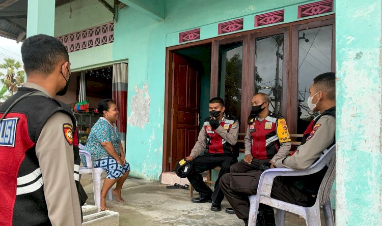 Patroli Sasar Pemukiman, Turjawali Ditsamapta Polda NTT Sampaikan Imbauan Kamtibmas dan Prokes