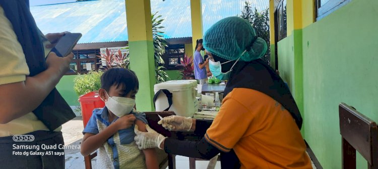 RS Bhayangkara Gelar Percepatan Herd Immunity di SD Inpres Fatufeto 2 Dengan Vaksin Covid-19