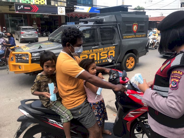 Tekan Penyebaran Covi-19, Polwan Ditsamapta Polda NTT Patroli Imbau Prokes di Wilayah Kota Kupang