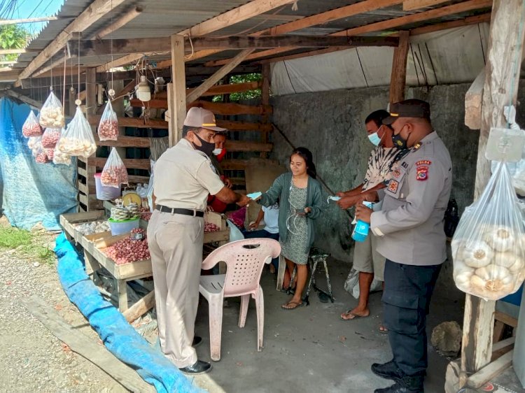 Wujud Pencegahan Covid-19, Anggota Subditbintibsos Ditbinmas Polda NTT Bagi Masker Hingga Imbauan Vaksin Bagi Warga