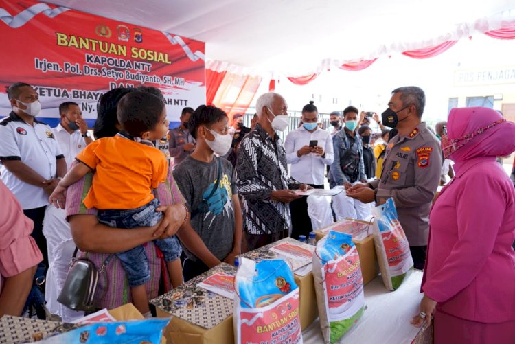 Kunker ke Sumba Barat Daya, Kapolda NTT Bagikan Bansos Bagi Penyandang Disabilitas