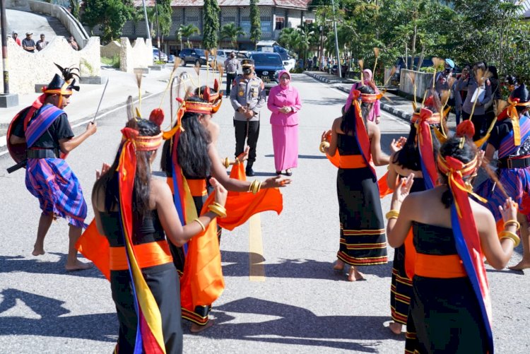 Tiba di Polres Sumba Barat, Kapolda dan Ketua Bhayangkari Daerah NTT Disambut Dengan Dua Tarian Adat