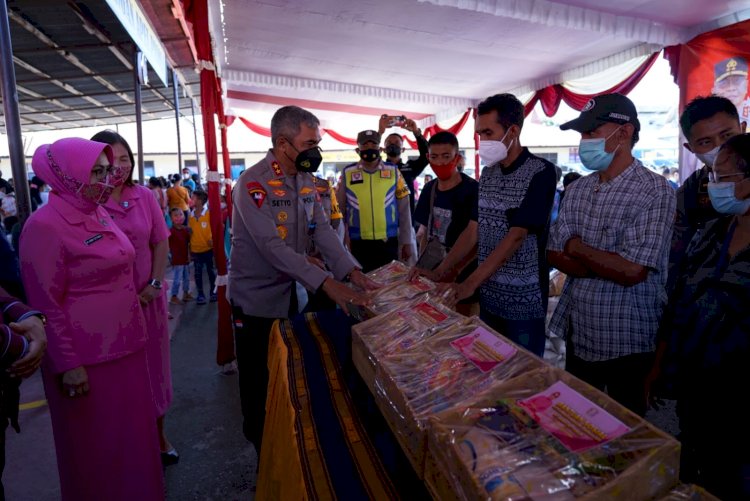 Kapolda NTT Beri Bantuan Sembako kepada Masyarakat Terdampak Covid 19 di Sumba Barat