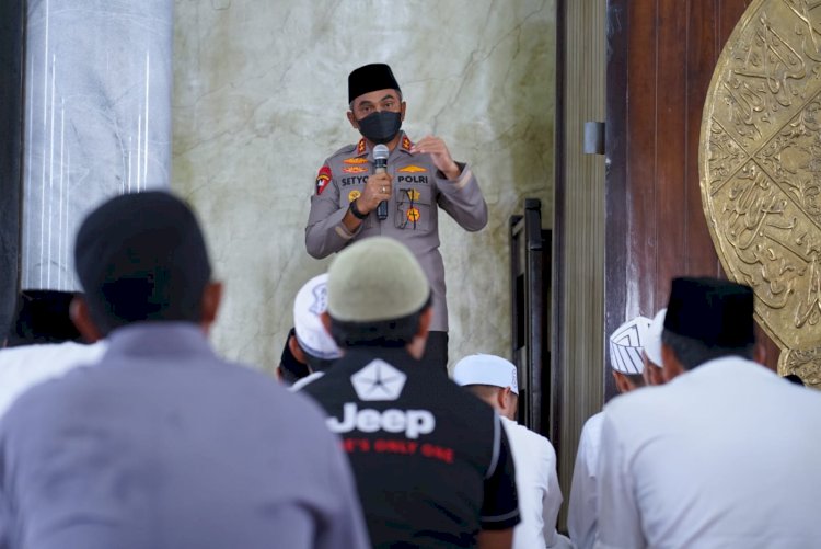 Sholat Jumat di Masjid Agung Al Azhar Waikabubak, Kapolda NTT Beri Pesan Kamtibmas