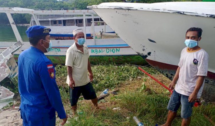 Antisipasi Penyebaran Virus di Daerah Pesisir, Personel Ditpolairud Polda NTT Ingatkan Warga Kota Kupang Gunakan Masker Saat Beraktivitas