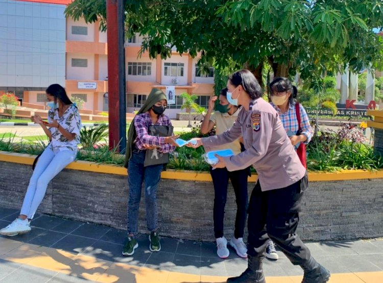 Intensifkan Pembagian Masker, Cara Polwan Ditbinmas Polda NTT ini Edukasi Prokes Kepada Masyarakat