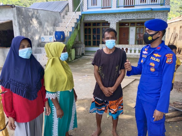 Tekan Penyebaran Virus, Personel Ditpolairud Polda NTT Beri Edukasi Prokes Kepada Warga Pesisir Mabar