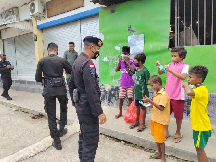 Tegakan Disiplin Prokes, Satgas Brimob OAN Turangga Sosialisasi di Pasar Kasih Naikoten I Kota Kupang