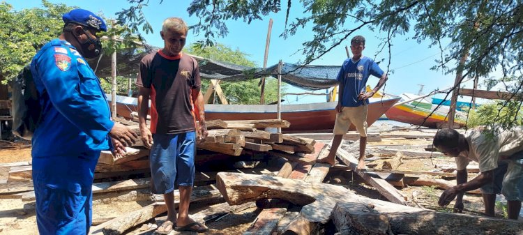 Kunjungi Daerah Pesisir Rote Ndao, Personel Ditpolairud Polda NTT Imbau Keselamatan Berlayar kepada Nelayan