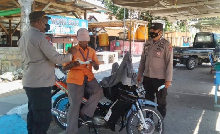 Meminimalisir Penyebaran Covid-19, Personel Ditbinmas Polda NTT Terus Berupaya Mengedukasi Warga