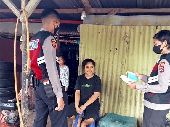 Patroli Dialogis di Kota Kupang, Anggota Ditsamapta Polda NTT Ingatkan Prokes dan Bagikan Masker Gratis