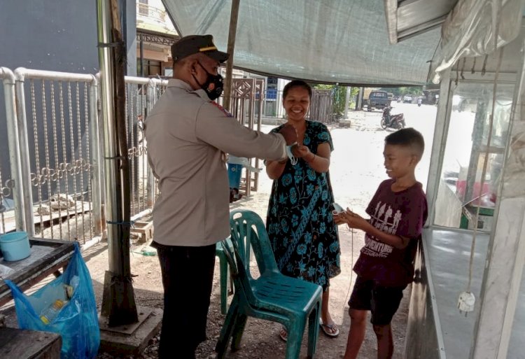 Sambangai Masyarakat, Anggota Ditbinmas Polda NTT Ingatkan Prokes Hingga Vaksinasi