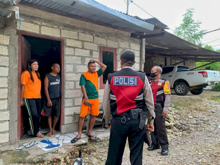 Patroli Dialogis, Anggota Ditsamapta Polda NTT Sampaikan  Pesan Kamtibmas dan Imbauan Prokes