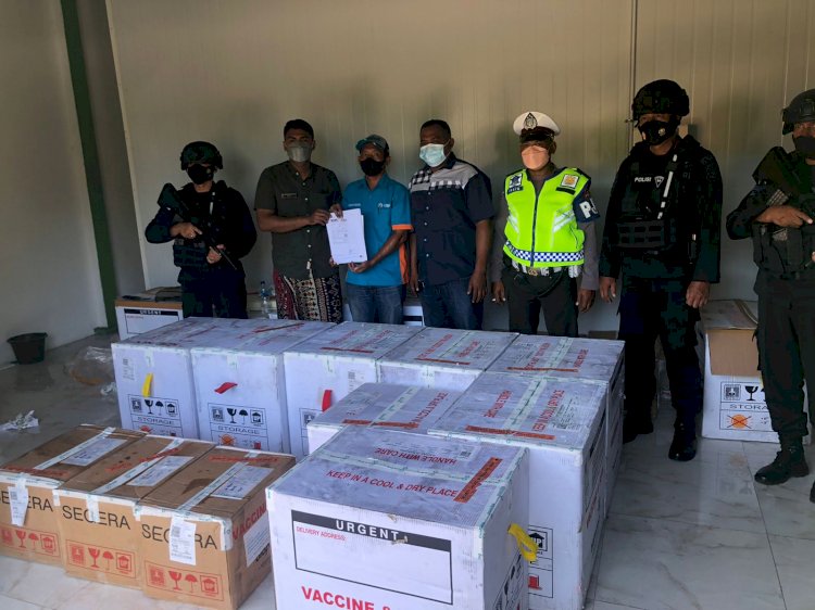 Pastikan Aman, Puluhan Personel Polda NTT Kawal Ketat Kedatangan 9.905 Vial Vaksin Covid-19 dari Pemerintah Pusat