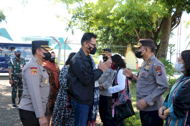 Karolog Polda NTT Sambut Kedatangan Brigjen Pol. Drs Heri Sulistianto di Bandara El Tari Kupang