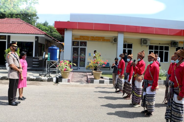 Sapaan Adat Natoni Sambut Wakapolda NTT Brigjen Pol. Drs. Heri Sulistianto di Mapolda NTT