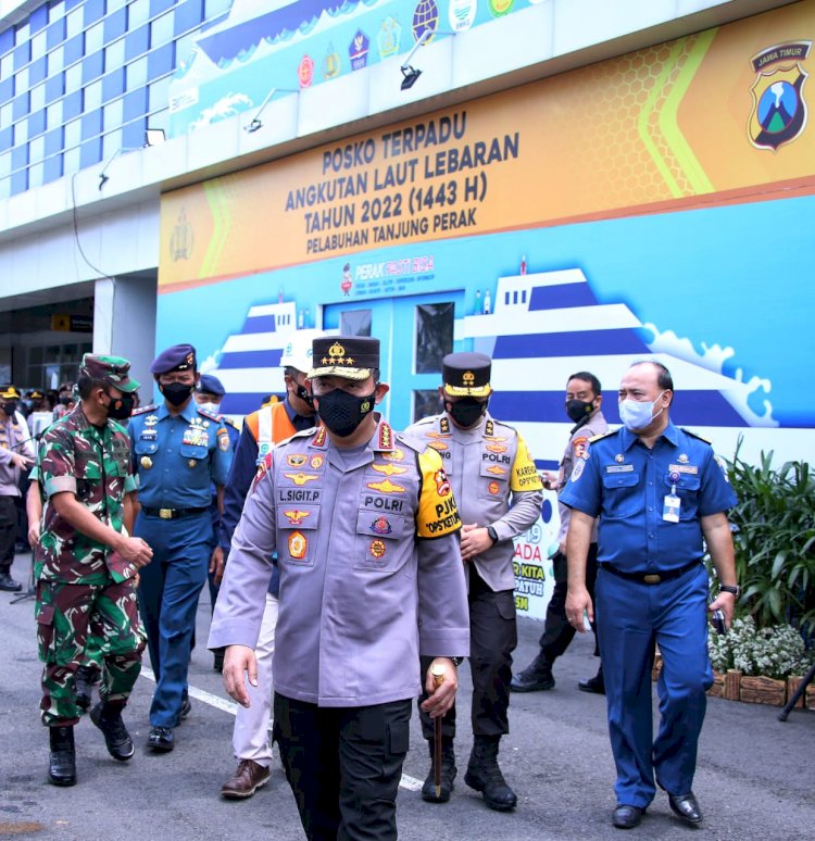 Tinjau Pelabuhan Tanjung Perak, Kapolri: Transportasi Laut Alternatif Kurangi Kemacetan Arus Mudik