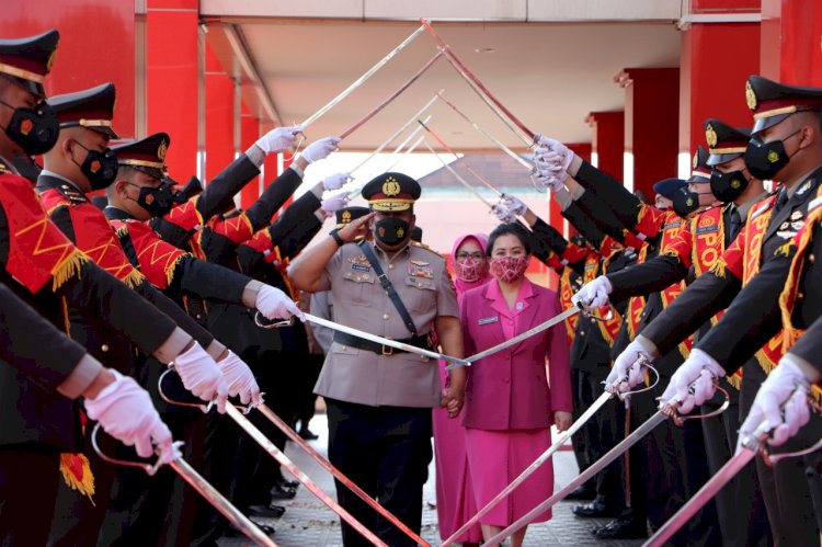 Kapolda NTT dan Jajaran Lepas Brigjen Pol Drs. Ama Kliment Dwikorjanto dalam Tradisi Pedang Pora