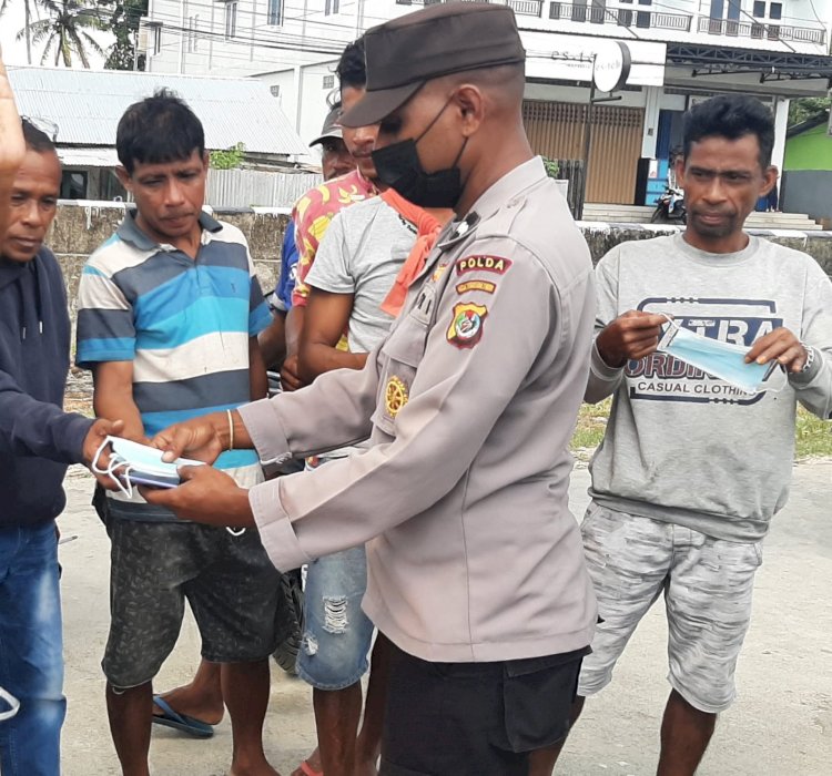 Ingatkan Warga Tetap Disiplin Prokes, Anggota Ditbinmas Polda NTT Bagikan Masker Gratis Ke Warga Alak