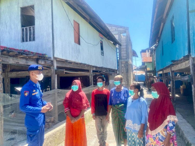 Cegah Penyebaran Covid-19, Personel Ditpolairud Polda NTT Edukasi Prokes Kepada Warga Pesisir Mabar