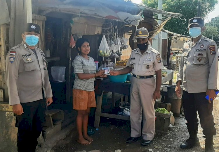 Bagi Masker Gratis dan Beri Pesan Kamtibmas, Anggota Ditbinmas Polda NTT Sambangi Para PKL