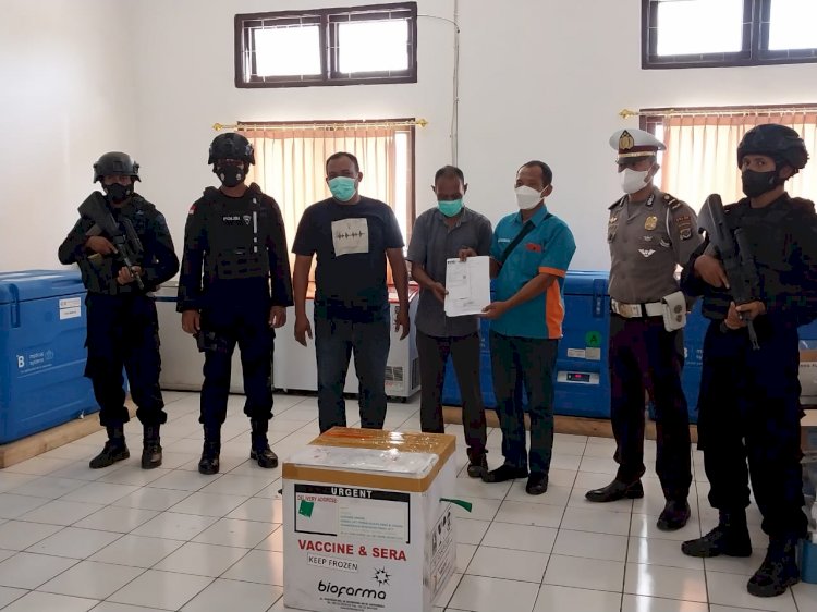 Personel Gabungan Polda NTT Lakukan Pengamanan dan Pengawalan Kedatangan 150 Vial Vaksin Moderna