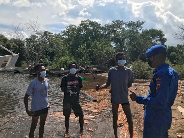 Personel Ditpolairud Polda NTT Ajak Warga Mabar Patuhi Prokes Saat Beraktivitas