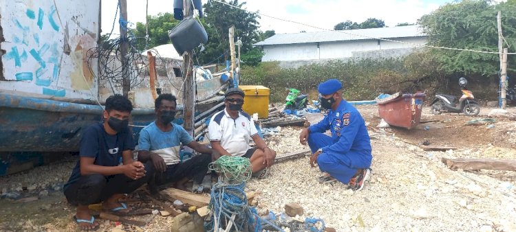 Patroli Pembinaan di Wilayah Pesisir Kota Kupang, Personel Ditpolairud Polda NTT Ingatkan Warga Waspadai Cuaca Buruk Saat Melaut