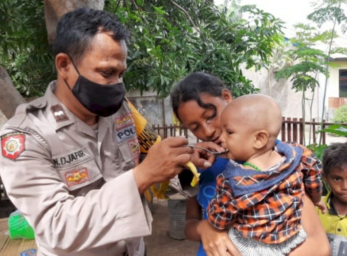 Jelang Hari Bhayangkara ke 76, Bhabinkamtibmas Polsek Alok Timur Lakukan Pengawasan dan Pemberian Makanan kepada Bayi Stunting