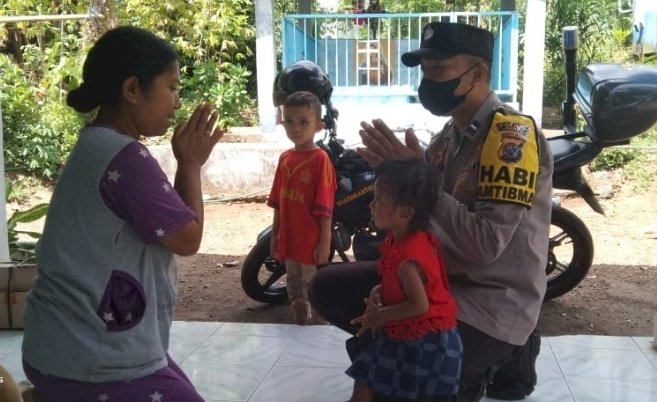 Sambut Hari Bhayangkara ke-76, Bhabinkamtibmas Polsek Nalle Beri Bantuan Sosial Kepada Warga