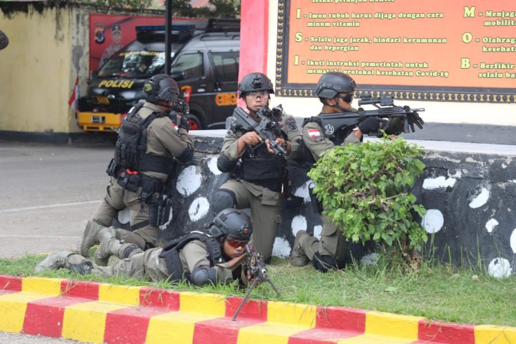 Tingkatkan Kemampuan, Personel Satbrimobda NTT Gelar Latihan Perang Kota dan Menembak