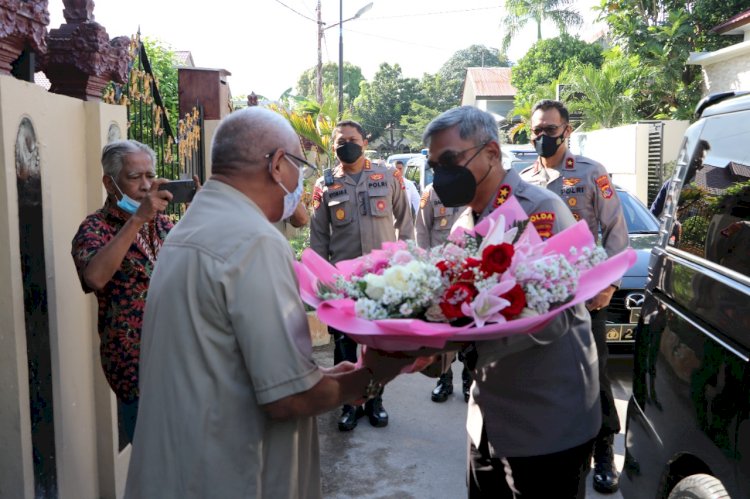 Songsong Hari Bhayangkara ke-76, Kapolda NTT Anjangsana ke Rumah Irjen Pol. (Purn) Drs. Y. Jacki Uly