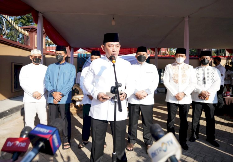 Serahkan Hewan Kurban, Kapolri: Bentuk Keikhlasan Wujudkan Personel yang Presisi