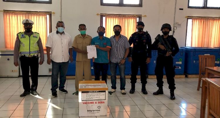 Penuhi Kebutuhan Vaksin di Provinsi NTT, Personel Polda NTT Kawal 1 Koli Aztra Zeneca