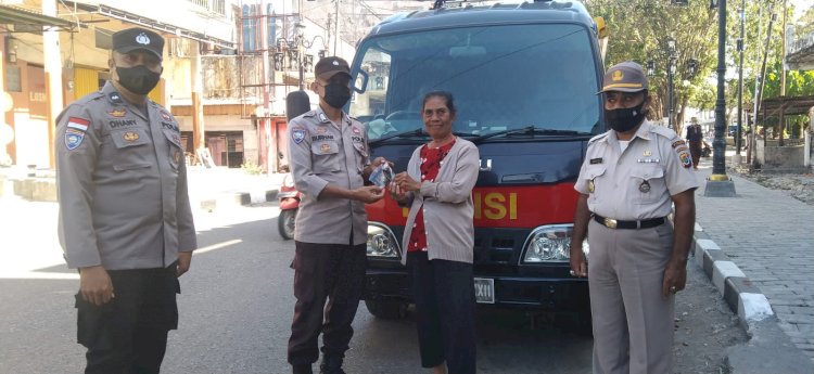 Personel Ditbinmas Polda NTT Terus Beri Imbauan Prokes  dan Bagikan Masker kepada Masyarakat