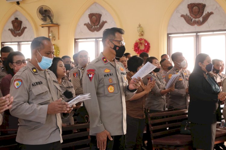 Tingkatkan Iman dan Ketaqwaan kepada TYME, Wakapolda NTT bersama Personel Mengikuti Binrohtal di Gereje Oekumene