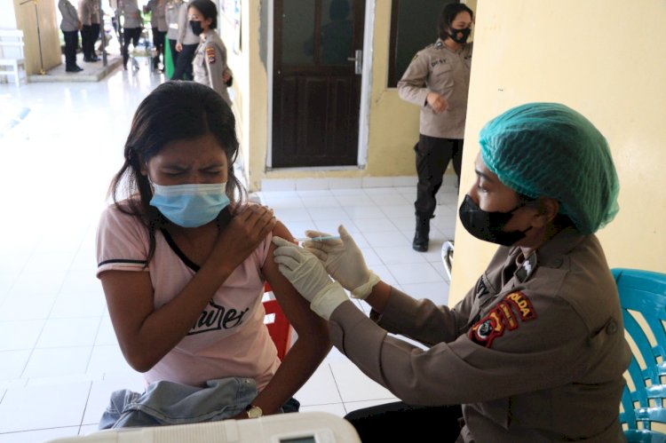 Peringati HUT ke 74, Polwan Polda NTT Gelar Kegiatan Vaksinasi Covid 19