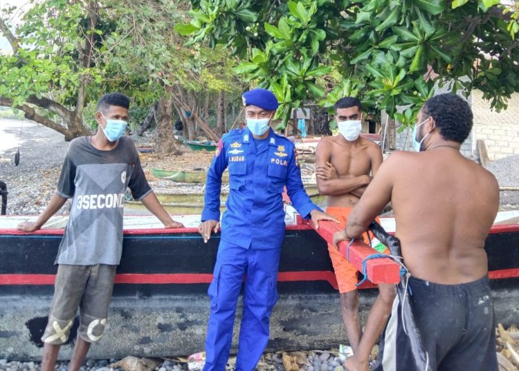 Waspadai Cuaca Buruk, Personel Ditpolairud Polda NTT Imbau Keselamatan Berlayar Kepada Warga Pesisir Flotim